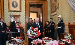 Vali Gül, Atatürk’ün Dolmabahçe’deki yatağına çiçek bıraktı