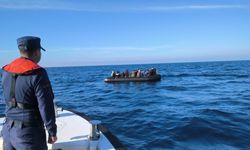 Çanakkale açıklarında 19'u çocuk 34 düzensiz göçmen kurtarıldı