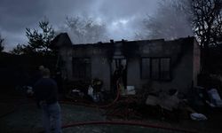 Sobaya yakmak için benzin döktü, hem kendini hem evi yaktı