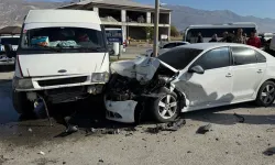 Erzincan'da 3 aracın karıştığı zincirleme trafik kazasında 2 kişi yaralandı