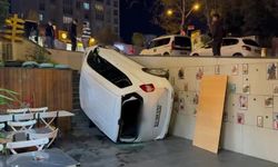 Beylikdüzü’nde el freni çekilmeyen araç kafenin bahçesine devrildi