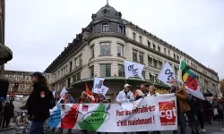 Fransa'da emekliler, bütçe projesindeki kemer sıkma önlemleri protesto etti
