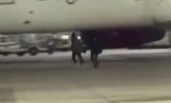 Almanya'da uçağı kaçıran yolcular piste koştu