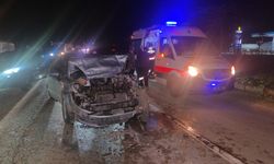 Bursa'da otomobilin kırmızı ışıkta bekleyen araca çarptığı kazada 5 kişi yaralandı