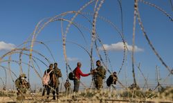İsrailli saldırganları uzak tutmak için dikenli telle çevrilen Filistin köyü "gönüllü hapishaneye" dönüştü
