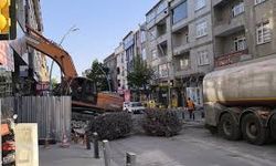 Sultangazi'de bina yıkımı sırasında bitişikteki apartman hasar gördü