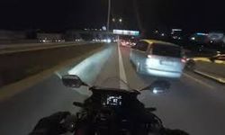 Maltepe'de motosiklet sürücüsünün trafik polisine çarpması kameralara yansıdı