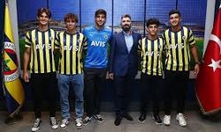 Fenerbahçe, 5 genç futbolcuyla profesyonel sözleşme imzaladı