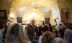 Suriye'nin İdlib ilinde Hristiyan aileler 14 yıl aradan sonra köylerindeki kilisede ilk kez ibadet etti