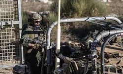 İsrail ordusu, Suriye’nin Kuneytra iline bağlı doğu Tel el-Ahmar bölgesini topçu ateşiyle hedef aldı