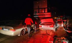 Çorum'da iki otomobilin büyükbaş hayvana çarpmasıyla 3 kişi yaralandı