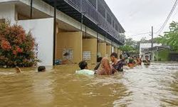 Endonezya'da şiddetli yağışların yol açtığı afetlerde hayatını kaybedenlerin sayısı 442'ye yükseldi
