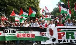 Avusturya'nın başkenti Viyana'da yüzlerce kişiden Filistin'e destek için yürüyüş