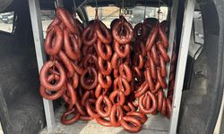 Şüpheli araç durduruldu! 120 kilogram kaçak sucuk ele geçirildi