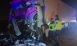 Arızalanan tur otobüsüne tır çarptı: Çok sayıda yaralı var