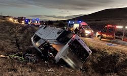 Afyonkarahisar'da feci kaza! Yolcu otobüsü devrildi: 2 ölü, 21 yaralı