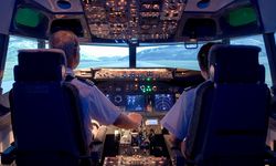 Yolcunun koltuğa sıkışan bilgisayarı, uçağa acil iniş yaptırdı