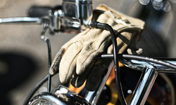 Motosiklet ve Bisiklet Sürücülerine Yeni Zorunluluk: Koruyucu Gözlük ve Eldiven Takmak Artık Mecburi