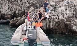 Muğla'da lastik bot kayalıklara çarptı