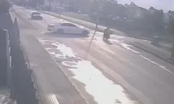 Antalya'da otomobil ile motosikletin çarpışması güvenlik kamerasında