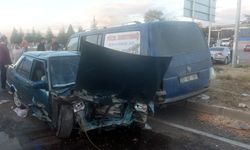 Isparta’da kamyonetle çarpışan otomobil hurdaya döndü: 2 kişi yaralı