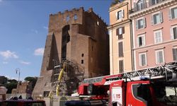 Roma'da bir kısmı çöken tarihi kulede mahsur kalan işçi 11 saat sonra enkazdan çıkarıldı