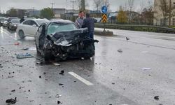 Sakarya’da 3 araçlı zincirleme kazada 2 kişi yaralandı