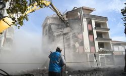 Sındırgı'da ağır hasarlı binaların yıkım çalışmaları devam ediyor