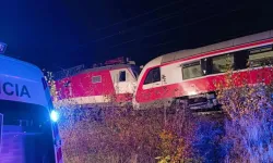 Slovakya’da iki trenin çarpıştığı kazada onlarca yolcu hafif şekilde yaralandı