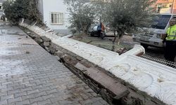 Mersin'de su borusu patladı: Siteleri su bastı, istinat duvarı yıkıldı