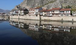 Amasya'da Yalıboyu Evleri'nin Yeşilırmak'taki yansıması görsel şölen oluşturdu