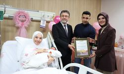 Her yeni doğan bebek ve evlenen çift için bir fidan dikiliyor