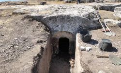 Tharsa Antik Kenti’nde, yaklaşık 1800 yıllık bir oda mezarı bulundu