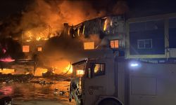 Adana'da hırdavat dükkanında çıkan yangına müdahale ediliyor