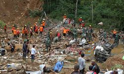 Endonezya'da toprak kaymaları nedeniyle hayatını kaybedenlerin sayısı 30'a yükseldi