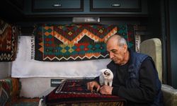 Sındırgı’da halı tamircisi artçı depremler nedeniyle iş yerini karavana taşıdı