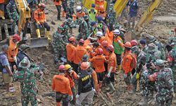 Endonezya’da şiddetli yağışların neden olduğu afetlerde hayatını kaybedenlerin sayısı 79’a çıktı