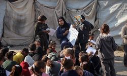 Gazze’de İsrail tarafından yıkılan okulların yerine kurulan çadırlarda eğitim mücadelesi sürüyor