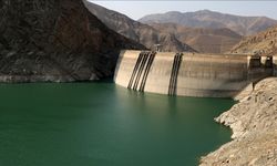 İran’da yağışların kesilmesiyle barajlar boşalırken, Tahran’ın da aralarında bulunduğu 20 eyalet ciddi bir su kriziyle karşı karşıya kaldı