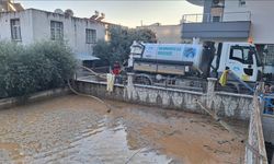 Mersin'de içme suyu borusunun patlaması nedeniyle sokakları su bastı