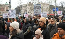 Sırbistan'da tren istasyonunda yaşanan ölümlü kazanın yıl dönümünde, hayatını kaybeden 16 kişi anıldı