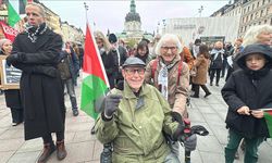 İsrail'in ateşkesi ihlal ederek Gazze'ye ve Lübnan'a saldırıları İsveç'te protesto edildi