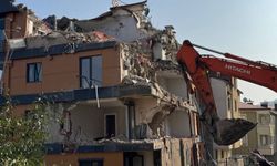 Ordu'da zemini kayan ve çatlaklar oluşan bina yıkılıyor