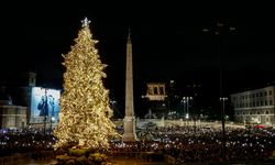 Roma’da Popolo Meydanına kurulan Noel ağacının ışıkları düzenlenen törenle açıldı