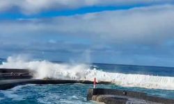 Kanarya Adaları’nda gölette yüzen 3 kişi, dev dalgaların denize sürüklemesi sonucu hayatını kaybetti
