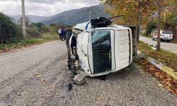 Traktöre çarpmamak için manevra yapan kamyonet devrildi, sürücü yaralandı