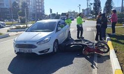 Yaya geçidinde otomobil ile motosiklet çarpıştı: 1 yaralı