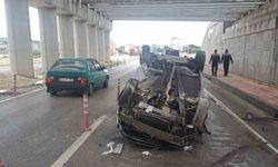 Devrilen otomobilin sürücüsü yaralı olarak kurtarıldı