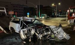 Avcılar’da hatalı dönüş yapan kamyona çarpan otomobil hurdaya döndü: 1 ölü, 1 yaralı