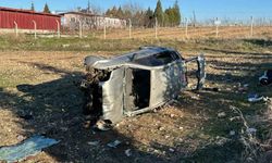 Uşak’ta otomobil tarlaya devrildi